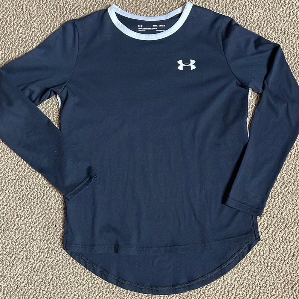 Under Armour Loose heatgear long sleeve black & white top size YMD. See picture